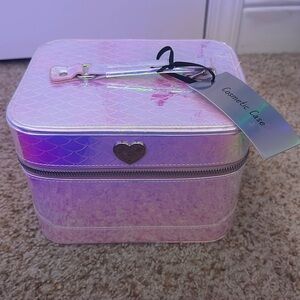 Beautiful travel makeup case (NWT)😍💜🩷🤍